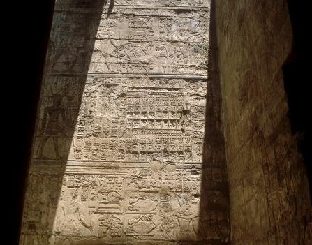 Tutankhamun making offering to the gods for Opet